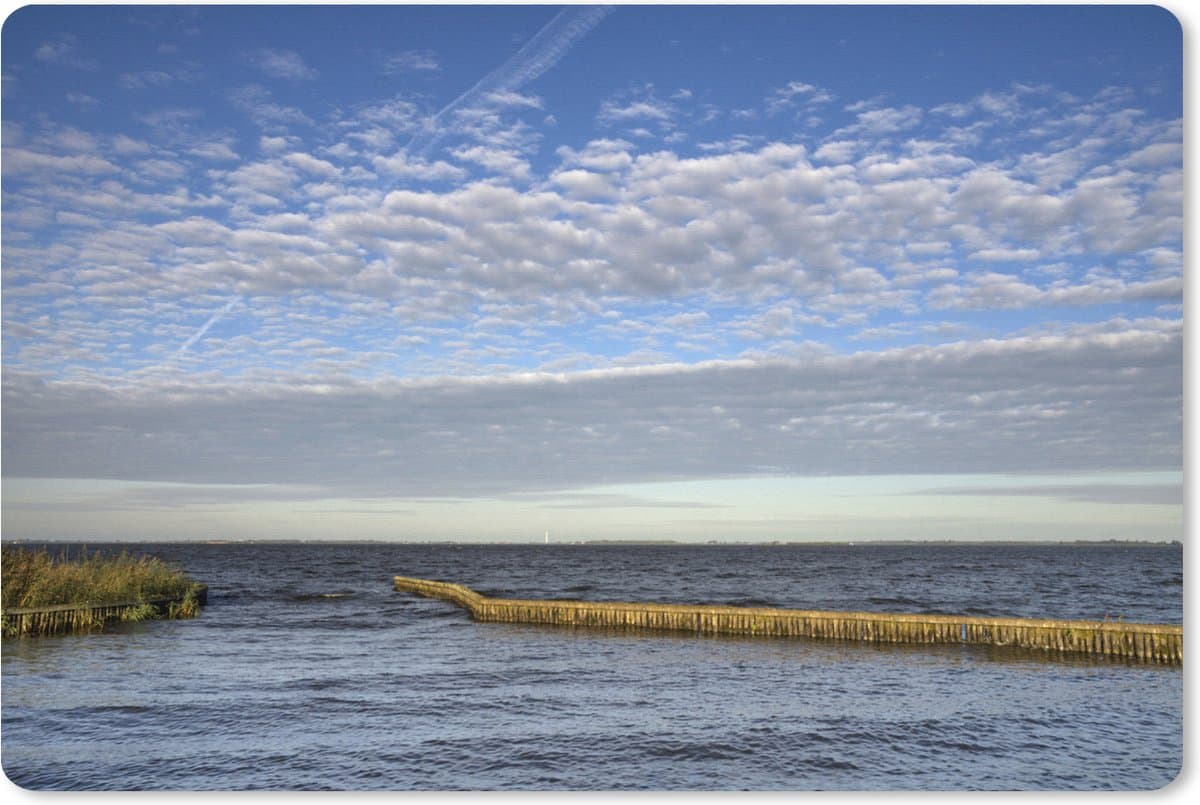 Muismat XXL 90x60 cm - Bureau onderlegger - Bureau mat Friesland - Lucht - Meer - Bureaumat - Gaming mousepad xl - Bureaulegger groot - Computer deskmat