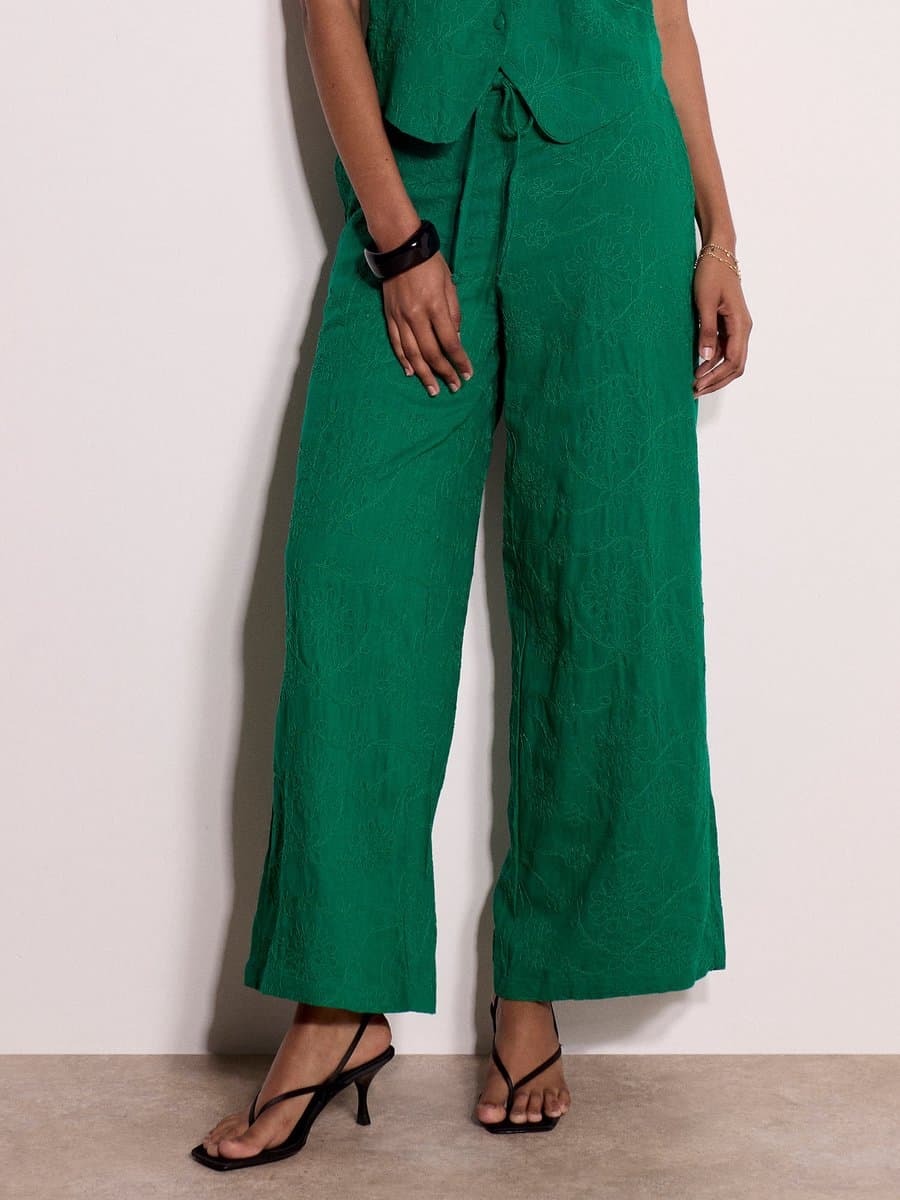 Broek met bloemenborduursel en wijde pijpen