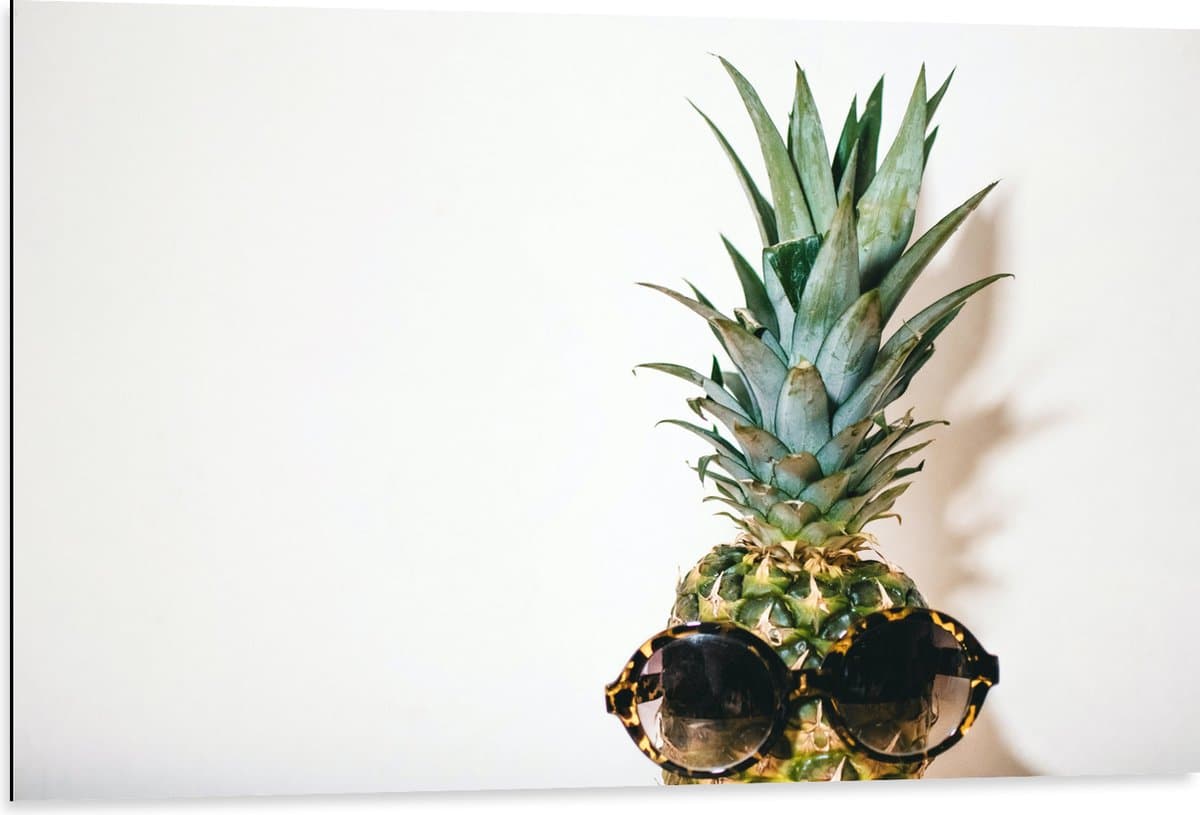 Dibond - Ananas met Zonnebril op - 105x70 cm Foto op Aluminium (Met Ophangsysteem)