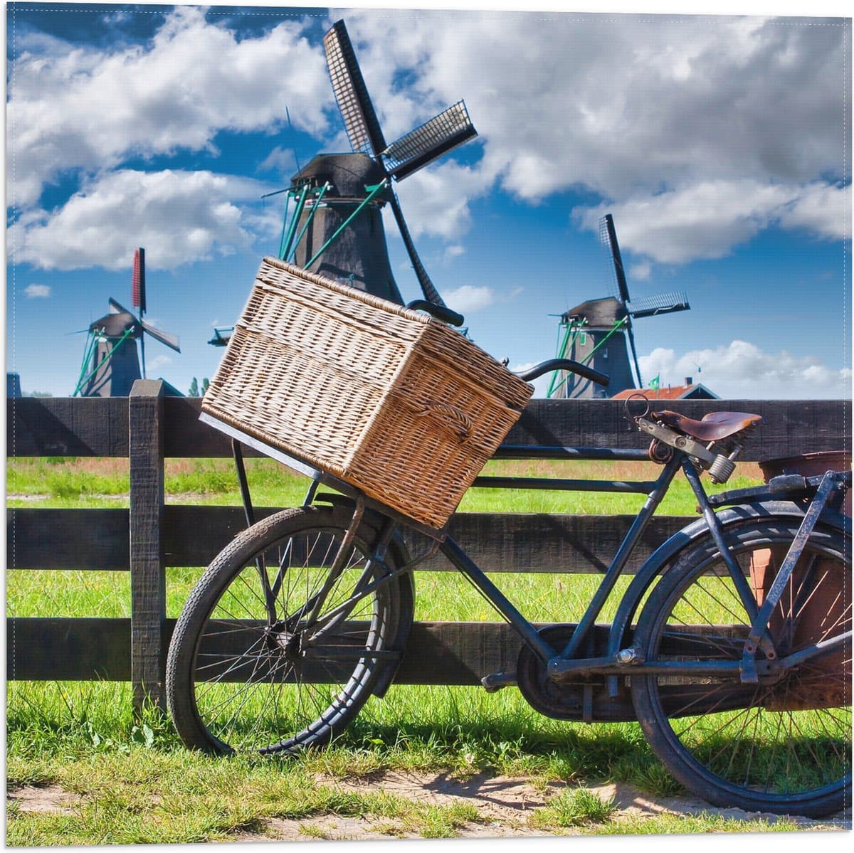 Vlag - Fiets met Rieten Mand Geparkeerd langs Molens - 50x50 cm Foto op Polyester Vlag