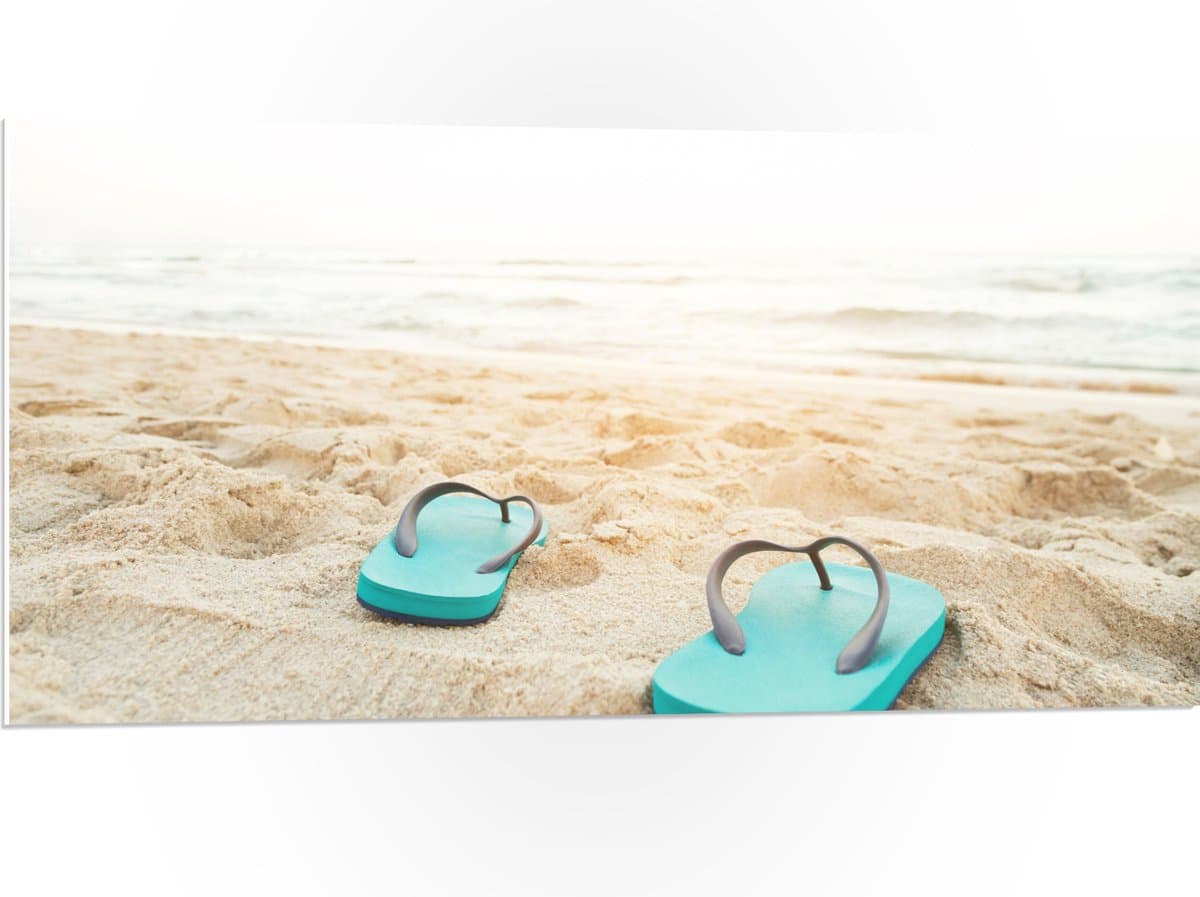 PVC Schuimplaat- Blauw Paar Slippers op Strand aan de Zee - 100x50 cm Foto op PVC Schuimplaat