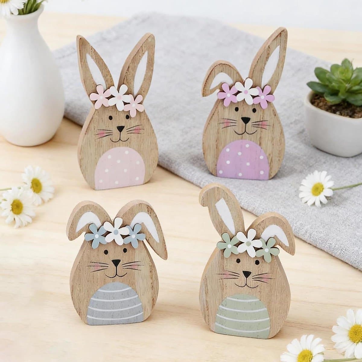 Paashaas decoratie set - Houten figuren - Lentefeest versiering - Exquise houthandwerk - 4 stuks - Multicolor