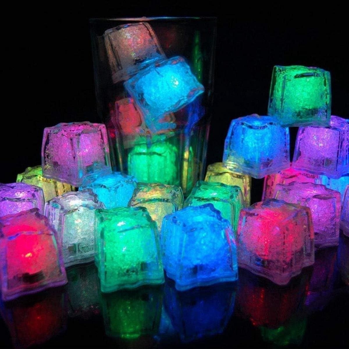 GELLDG 24 Stuks Ijsblokjes met LED - Lichtgevende Drinkversiering - 2,7x2,7cm - Vloeistofsensor Activeert Automatisch Licht bij Contact met Water - Geschikt voor Bar, Feest, Bruiloft en Champagnetoren - Plastic - Zonder Vlam, Was of Rook