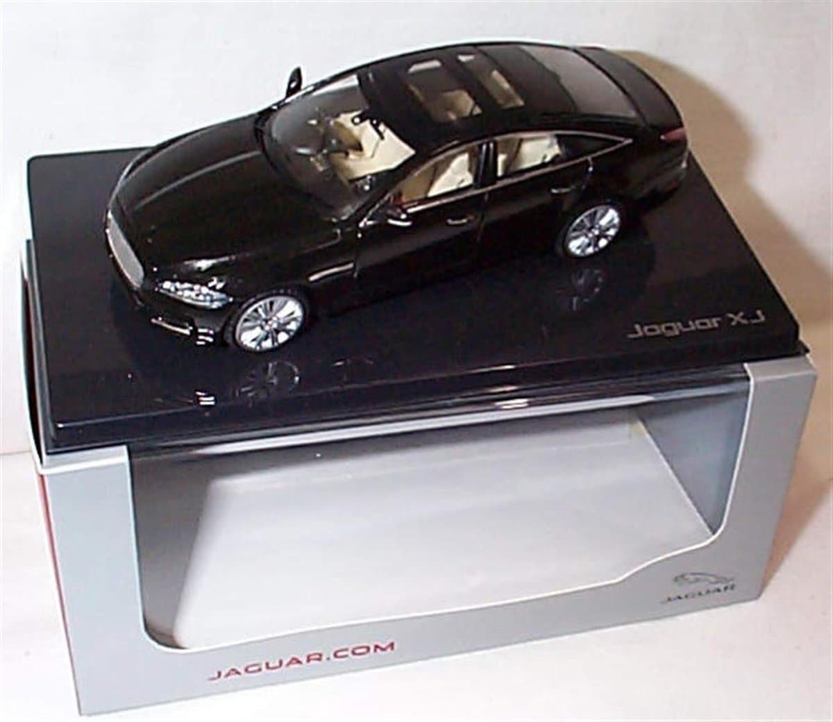 Jaguar XJ Modelauto - Diecast Auto - Verzamelaars Display - 1:43 Schaal Model - 15.8 x 8.1 x 6.7 cm