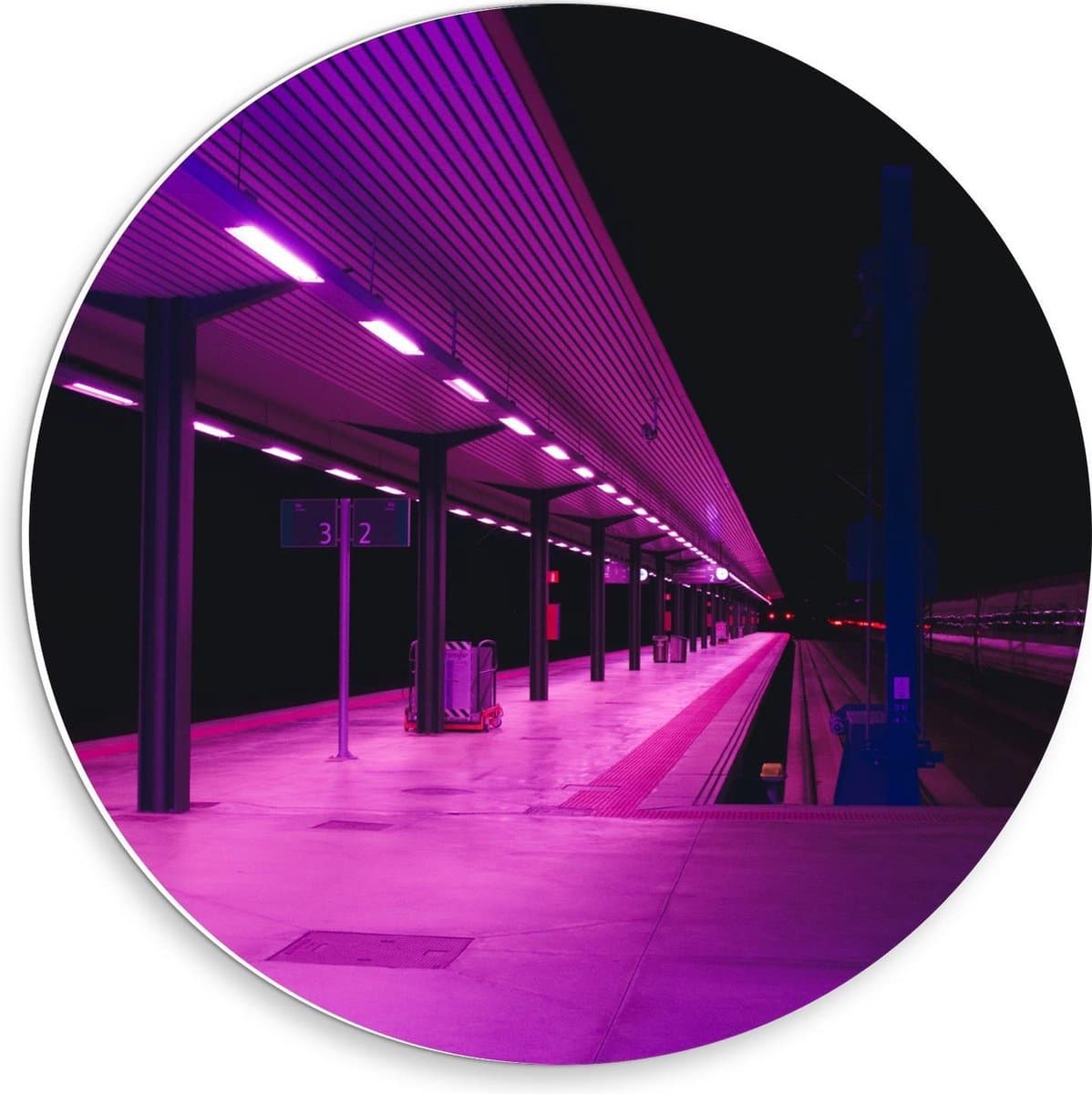 Forex Wandcirkel - Treinstation met Paars Licht - 30x30cm Foto op Wandcirkel (met ophangsysteem)