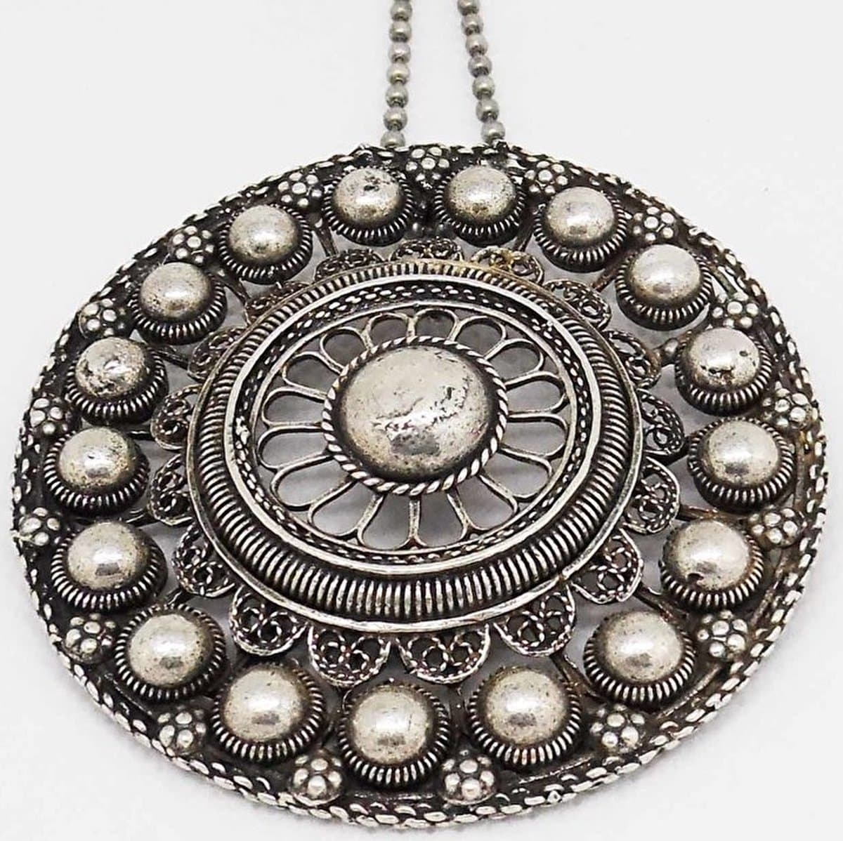 Zeeuws Meisje, ZKH061-Grootste Zeeuwse  knop 7 cm zwaar verzilverd met lange en korte bolletjesketting