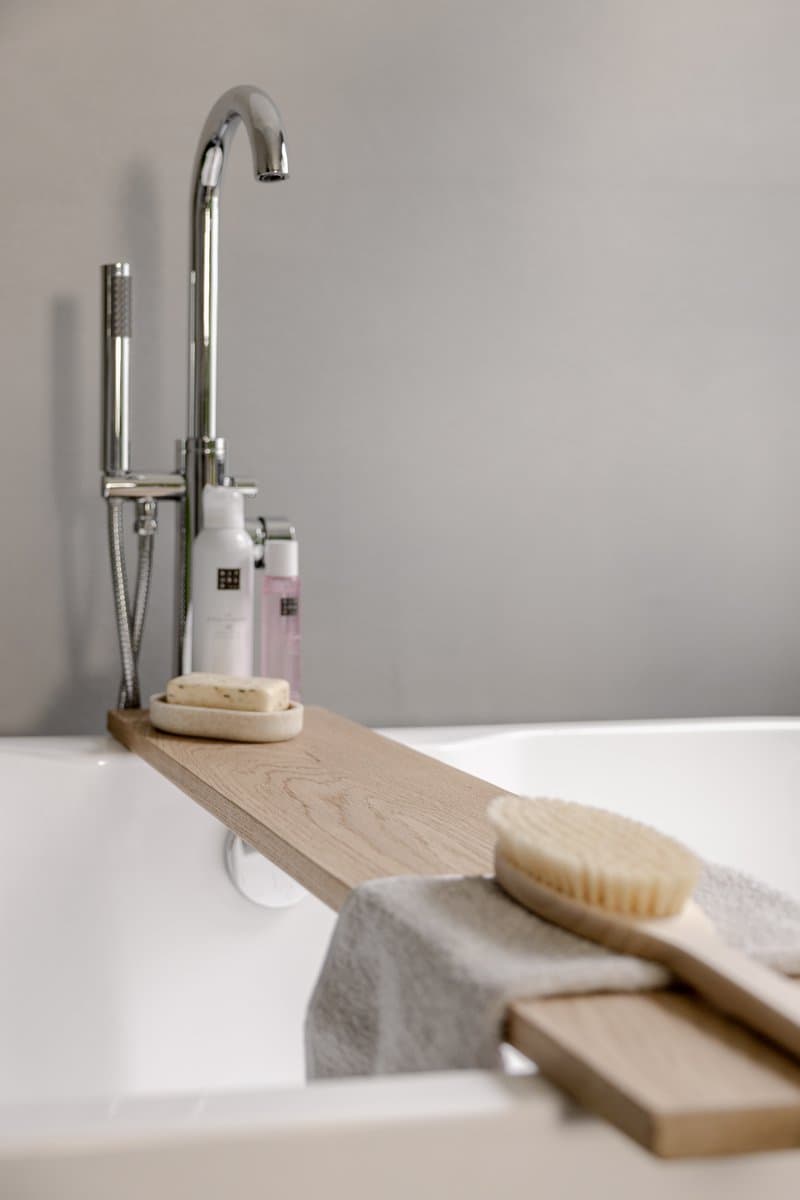 Badplank voor in bad 70 cm - Naturel look - Badplank eiken - Sterk en massief eikenhout - Badrek hout - Natuurlijke uitstraling