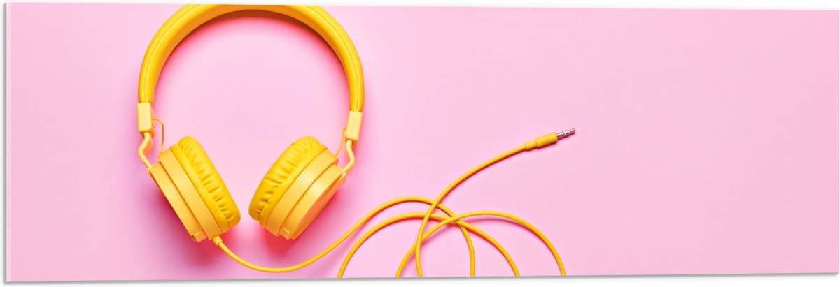 Acrylglas - Gele Headset tegen Roze Achtergrond - 90x30 cm Foto op Acrylglas (Met Ophangsysteem)