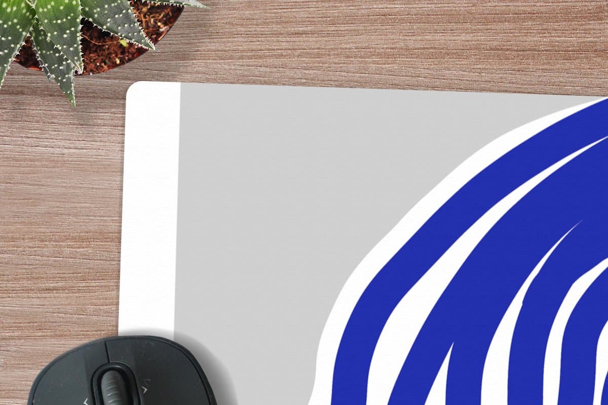 Muismat XXL 80x60 cm - Bureau onderlegger - Bureau mat Blauw - Portret - Vrouw - Abstract - Bureaumat - Gaming mousepad xl - Bureaulegger groot - Computer deskmat