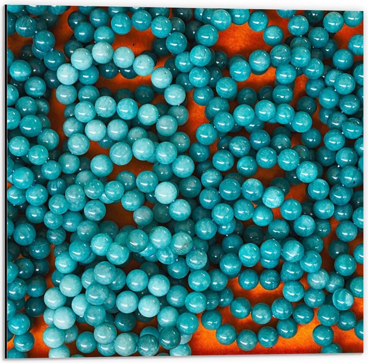 Dibond - Blauwe Kralenketting op Oranje Achtergrond - 50x50cm Foto op Aluminium (Met Ophangsysteem)