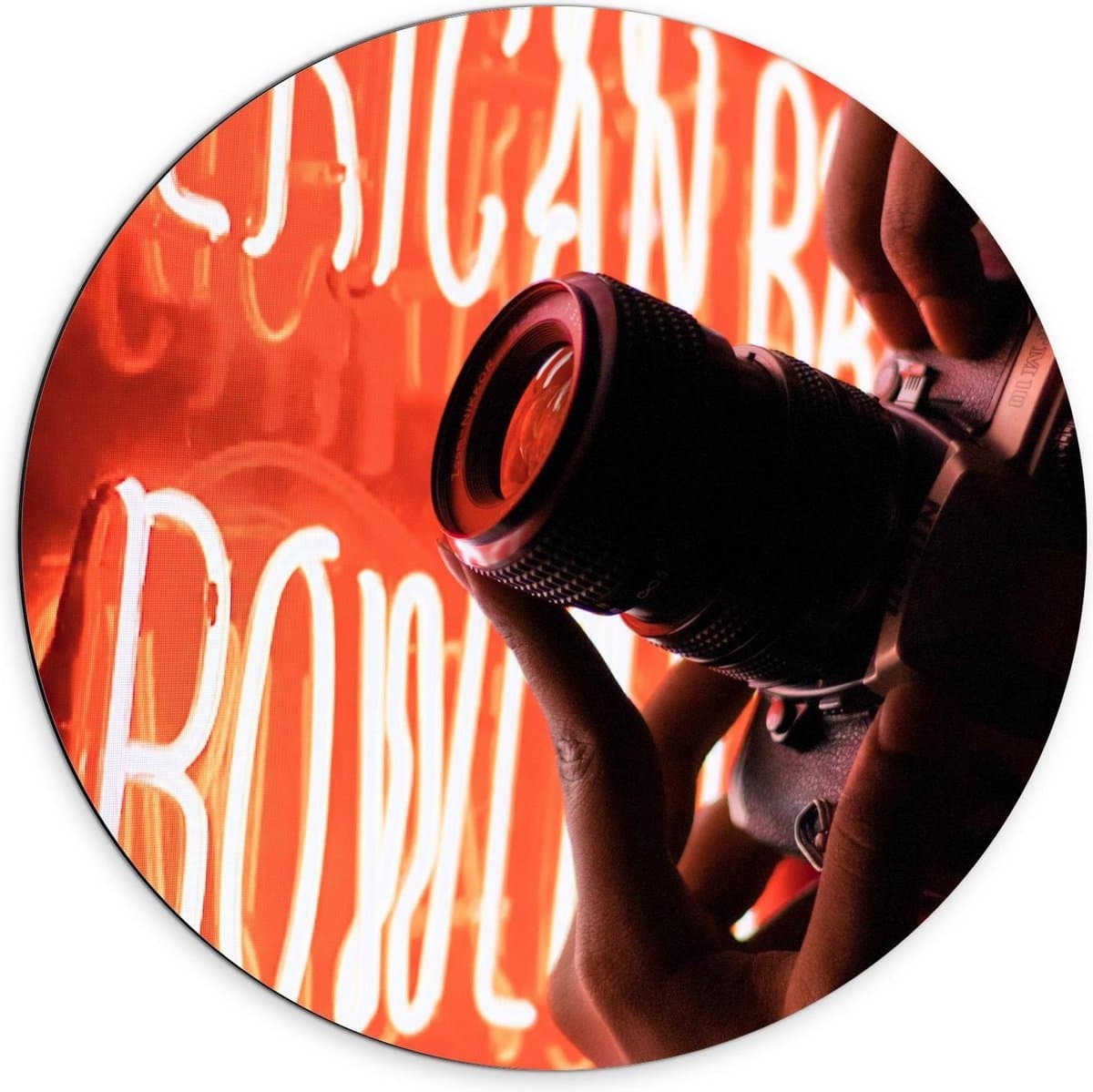 Dibond Wandcirkel - Fotocamera bij Rode Neon Letters - 70x70cm Foto op Aluminium Wandcirkel (met ophangsysteem)