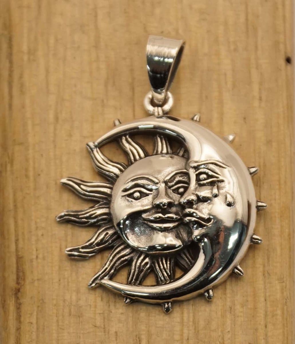 Ronde sterling zilveren hanger zon met maan - astrologie bedel van 925 zilver voor ketting - zonnetje en maantje bedeltje voor aan ketting - leuke zonnige hangers - hangers astronomie - zilveren hanger zon - zilveren hanger maan