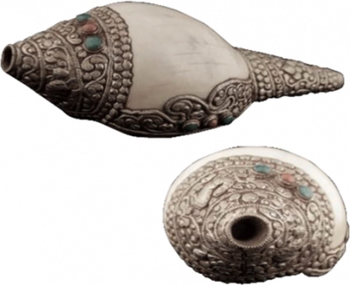 Rituele witte schelp met metaaldecoratie Puja - 22x10 - Schelp - Metaal - M