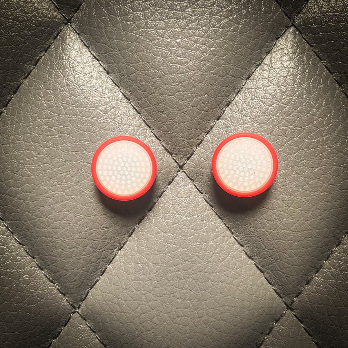 Gaming Thumb Grips - geschikt voor de Nintendo Switch (Oled, Lite) - 1 set = 2 duimgrips - wit/rood