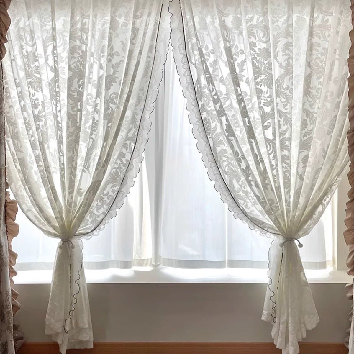 Floraweg: Franse vintage vitrage met jacquardpatroon, luxe witte vitrage die enigszins lichtwerend is, geschikt voor slaapkamers, woonkamers en erkerramen. Afmetingen: 132 x 160cm