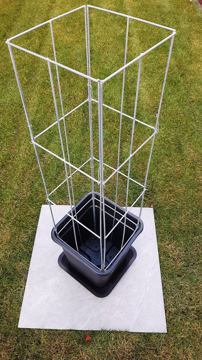 Plantenbak met klimrek - Plantenklimrek - bloembak met plantenrek en waterschotel 1020 mm hoog.