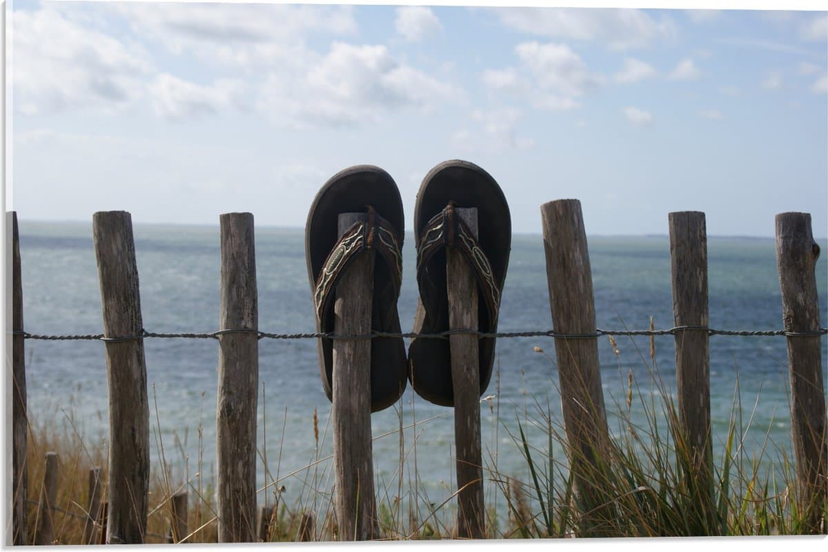 Acrylglas - Slippers - Hek - Strand - Zee - Hout - 60x40 cm Foto op Acrylglas (Met Ophangsysteem)