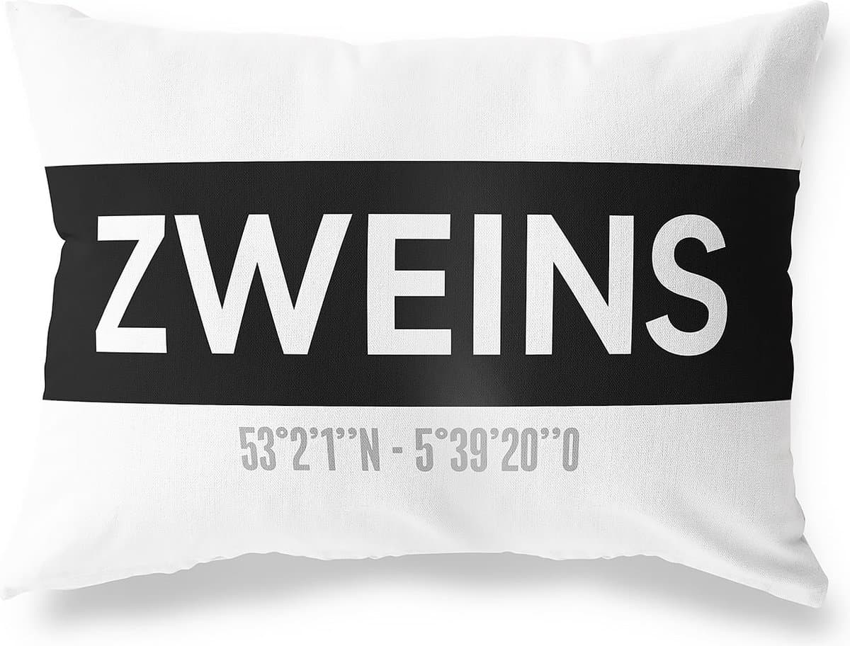 Tuinkussen ZWEINS - FRIESLAND met coördinaten - Buitenkussen - Bootkussen - Weerbestendig - Jouw Plaats - Studio216 - Modern - Zwart-Wit - 50x30cm