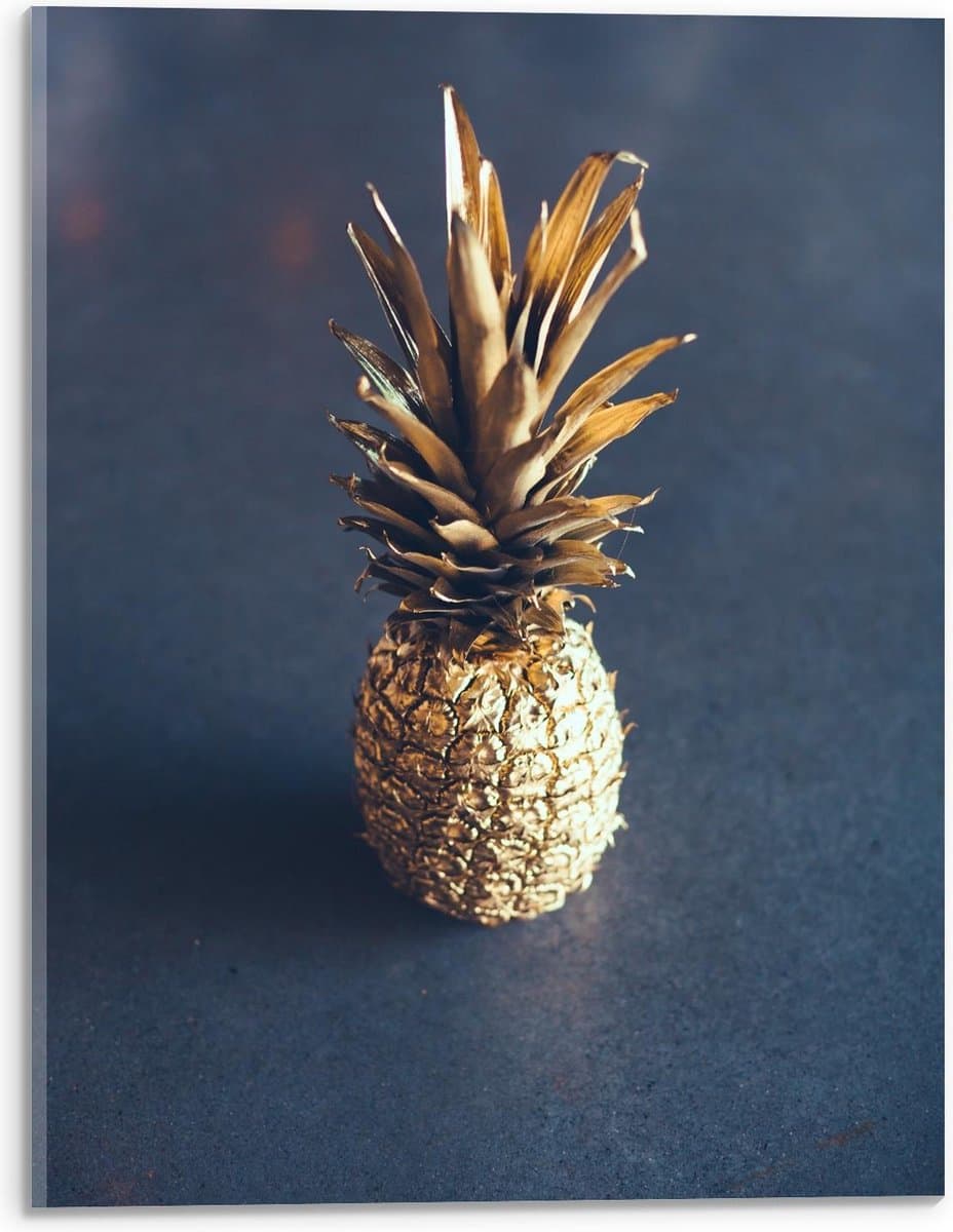 Acrylglas - Miniatuurbeeldje van Gouden Ananas - 30x40cm Foto op Acrylglas (Met Ophangsysteem)