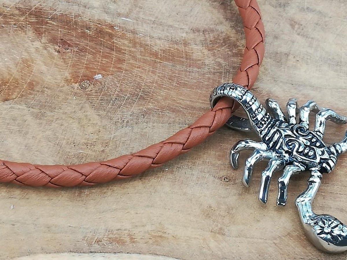 3 verschillende lengte gevlochten leer ketting in kleur cognac met gratis rvs hangerklemmen in Lengte 45-50-60 cm lang.