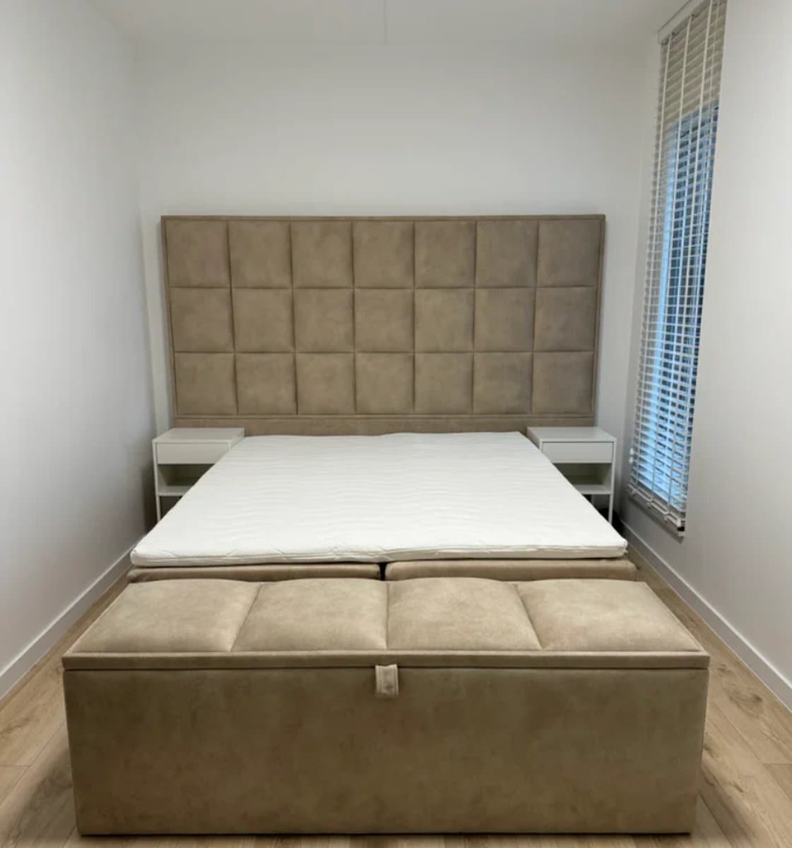 Boxspring - 140x180 - 20 cm - (met matras en hoofdbord en zonder topdekmatras, bedbank en nachtkastjes, ook verkrijgbaar met meegestoffeerd- bedbank en nachtkasjes en in de kleuren Zwart, Antraciet, Grijs, Licht Grijs en Beige)