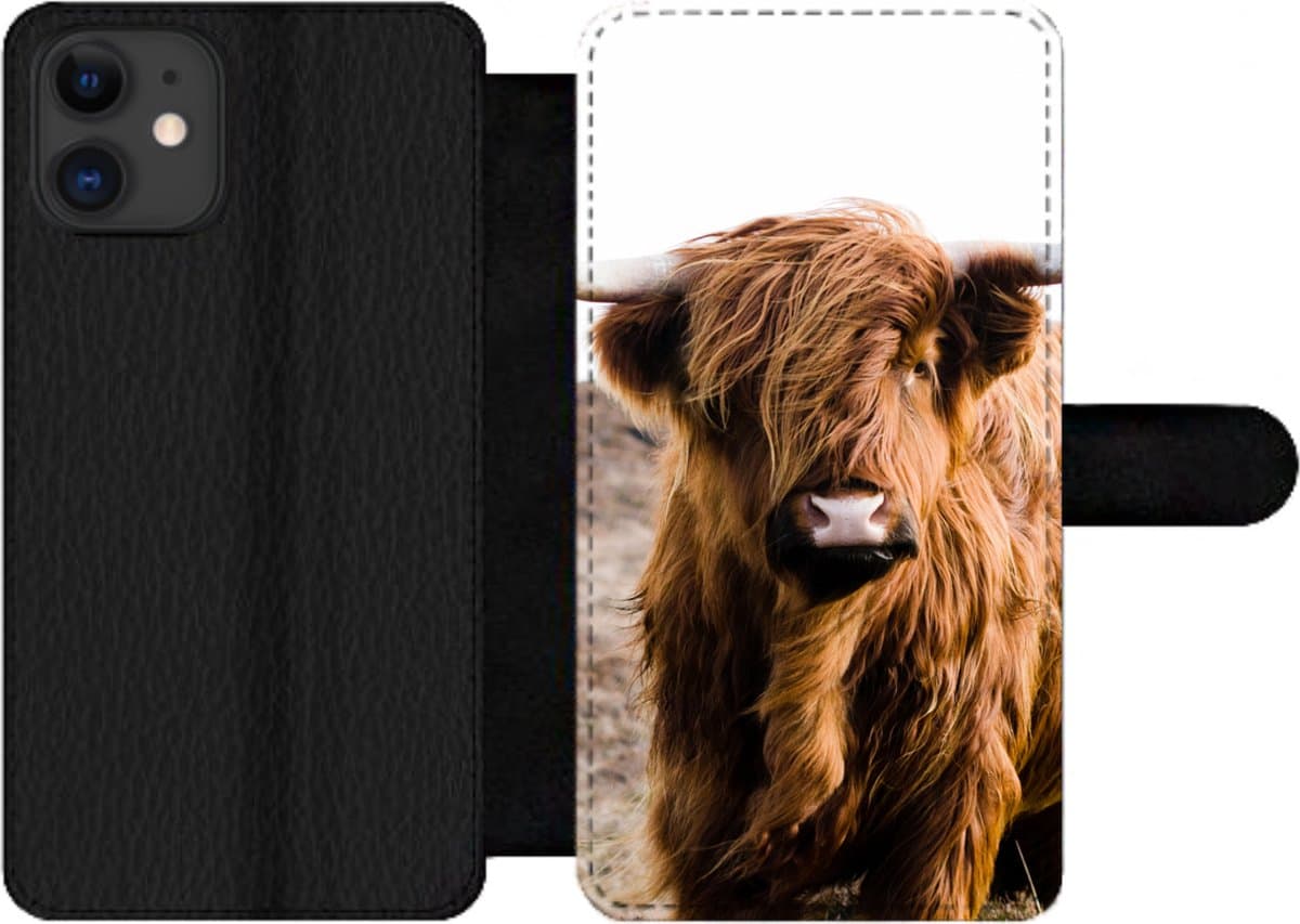 Telefoonhoesje Geschikt voor iPhone 12 Pro Max telefoonhoesje - Schotse hooglander - Landschap - Koe - Bruin - Dieren - Natuur - Met vakjes - Wallet case met magneetsluiting