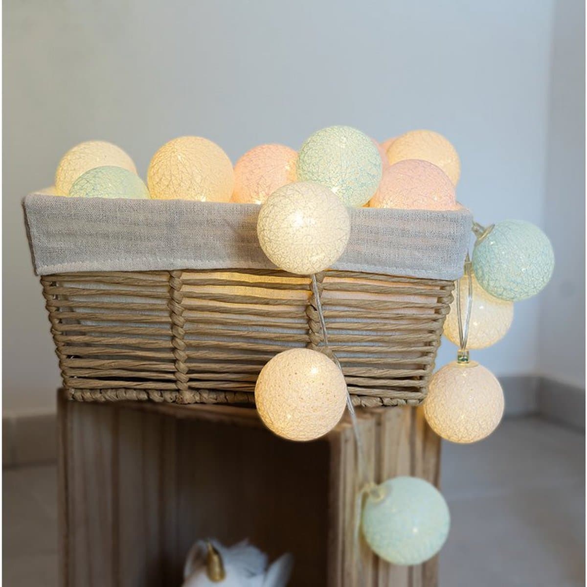 Eenhoorn LED lichtsnoer met 16 katoenen decoratieve bollen - Guirled – USB – met afstandbediening - lampionnen - lichtslinger