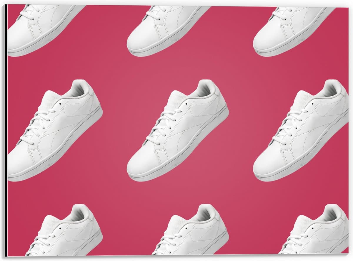 Dibond - Patroon van Witte Sneakers tegen Roze Achtergrond - 40x30 cm Foto op Aluminium (Wanddecoratie van metaal)