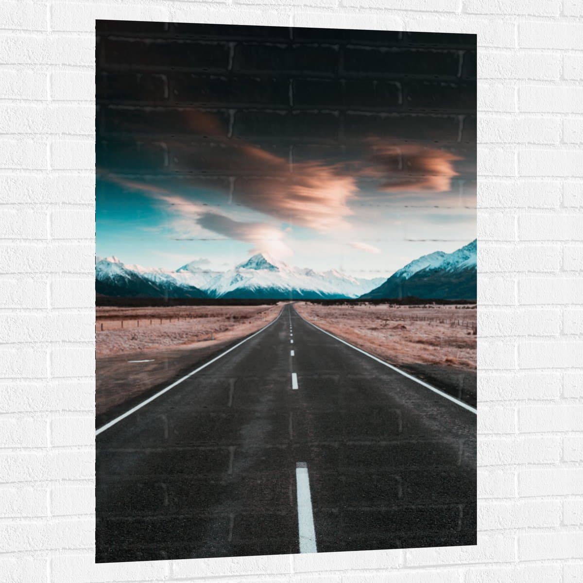 Muursticker - Weg richting Bergen met Sneeuw - 80x120 cm Foto op Muursticker