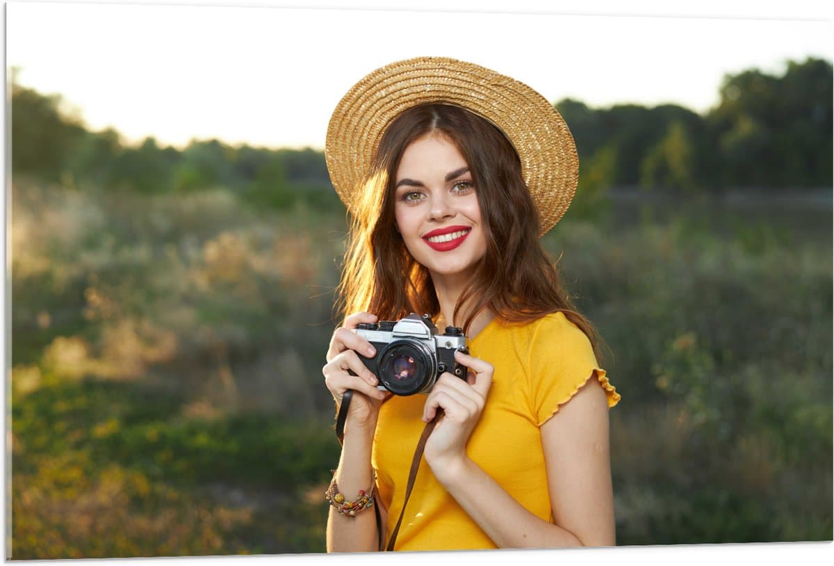 Acrylglas - Vrouw - Hoed - Natuur - Camera - Fotograaf - 105x70 cm Foto op Acrylglas (Met Ophangsysteem)