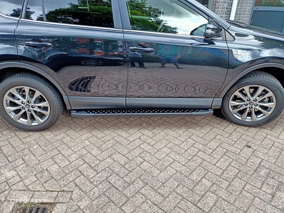 Rav4 2013-2018 Zwarte Treeplanken Aluminium geannodiseerd met rubberen nopjes