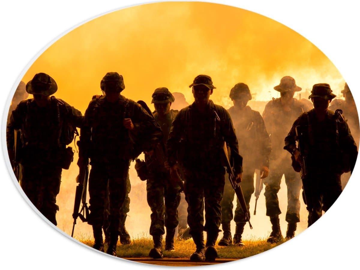 PVC Schuimplaat Ovaal - Silhouet van Groep Soldaten met Wapens weglopend bij Vuur - 28x21 cm Foto op Ovaal (Met Ophangsysteem)