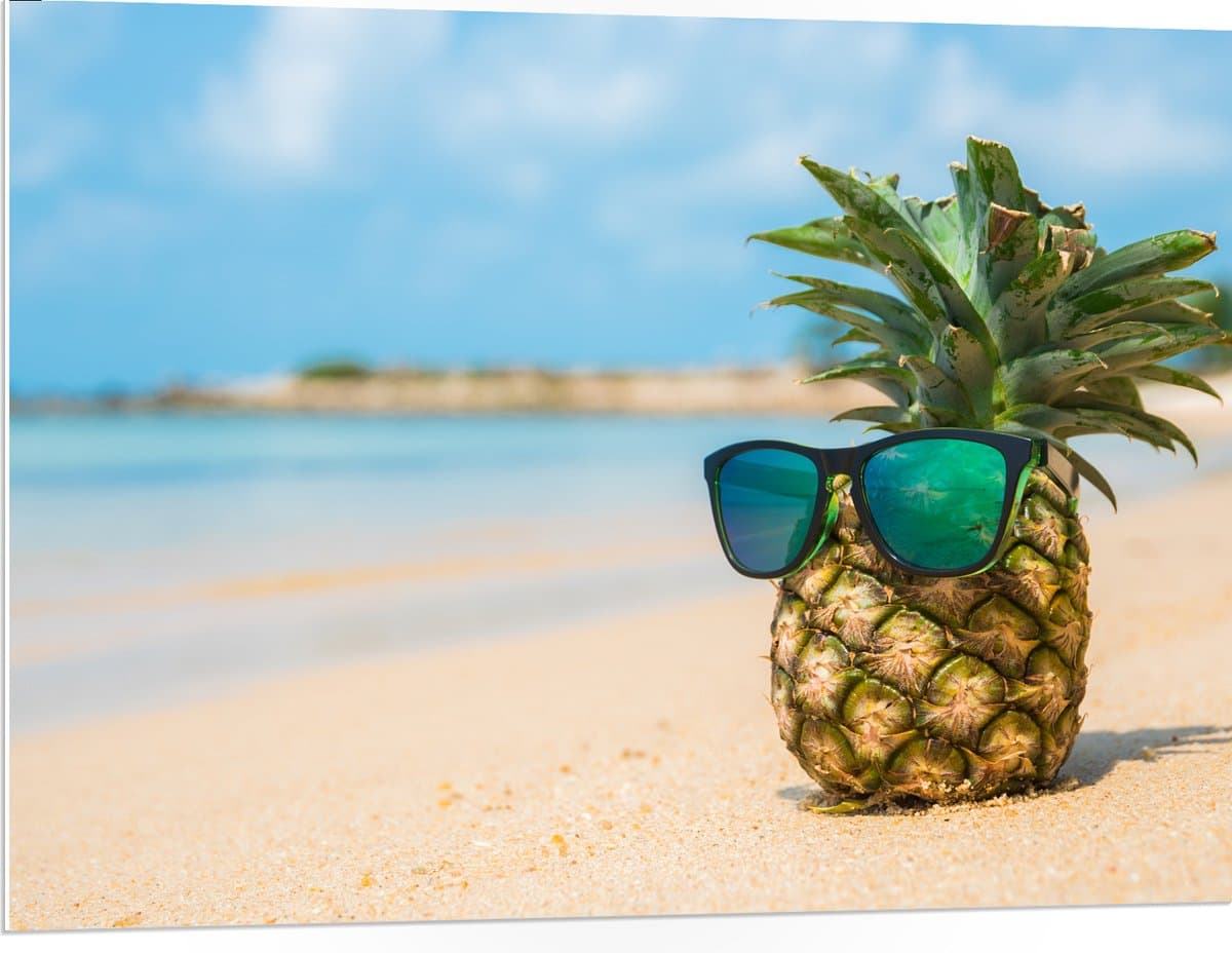 PVC Schuimplaat - Ananas met Zonnebril Chillend op het Strand - 100x75 cm Foto op PVC Schuimplaat (Met Ophangsysteem)
