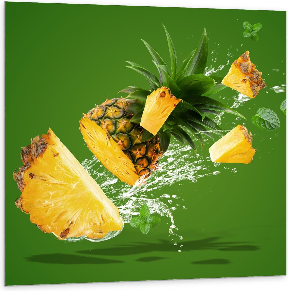 Dibond - Gele Ananas in Stukken tegen Groene Achtergrond - 100x100 cm Foto op Aluminium (Wanddecoratie van metaal)