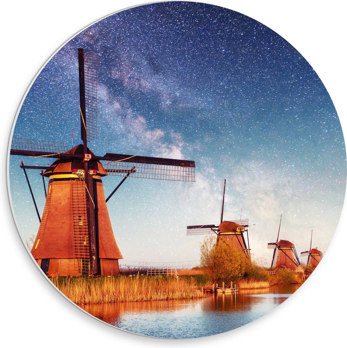 PVC Schuimplaat Muurcirkel - Rij Windmolens aan het Water onder Sterrenhemel - 30x30 cm Foto op Muurcirkel (met ophangsysteem)