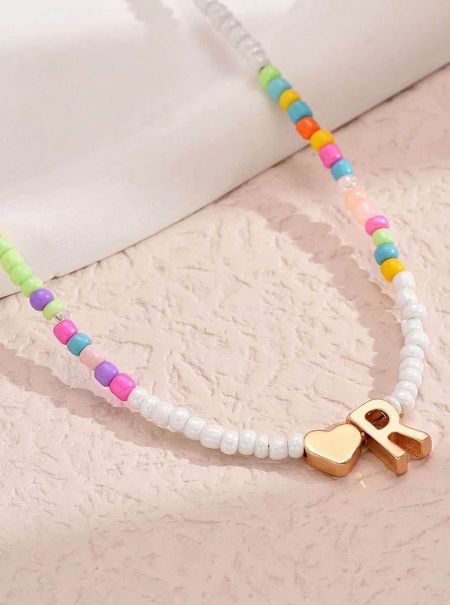 Ketting kraaltjes met hanger letter R