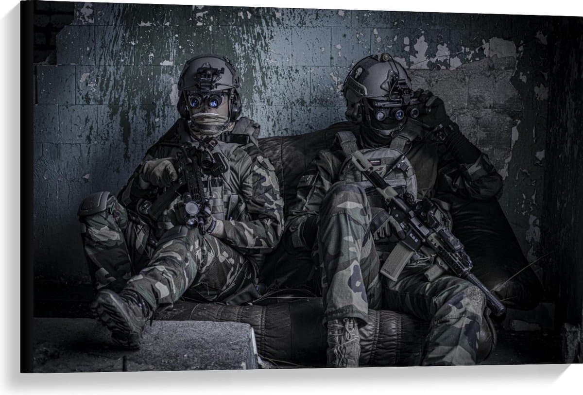 Canvas  - Militairen in Donkere kelder - 90x60cm Foto op Canvas Schilderij (Wanddecoratie op Canvas)