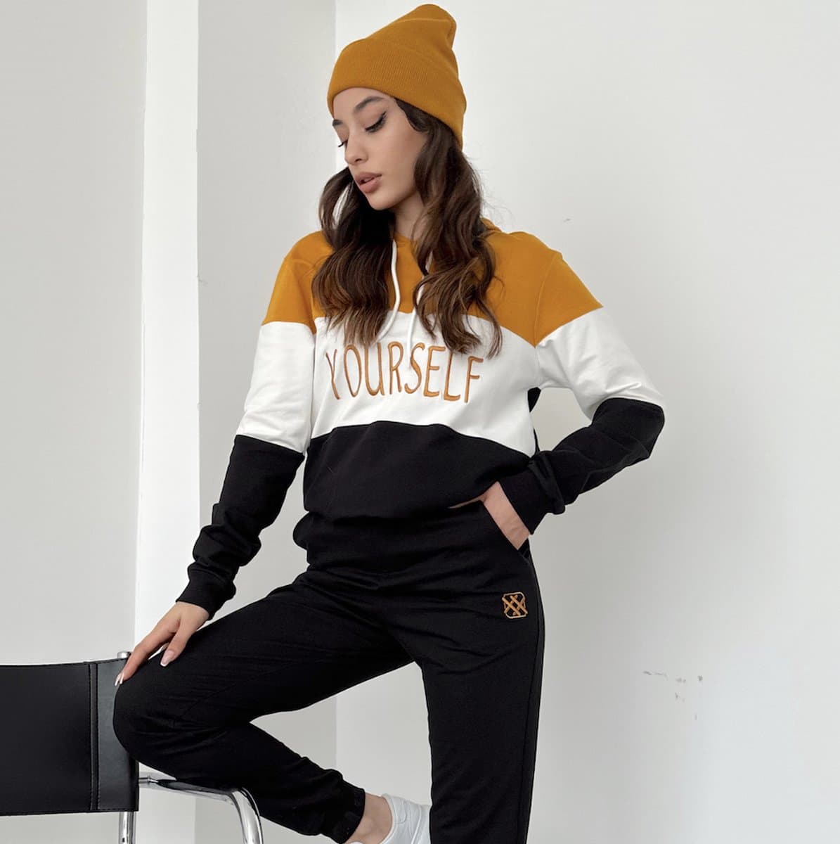 Loxxey® - Katoen - Yourself - Vrijetijdspak - Joggingpak - Huispak - Home Wear - Hoodie - Trainingspak - Tracksuit - 1 Set (2 Delig) - Dames - Maat 3XL - Mosterdgeel / Zwart