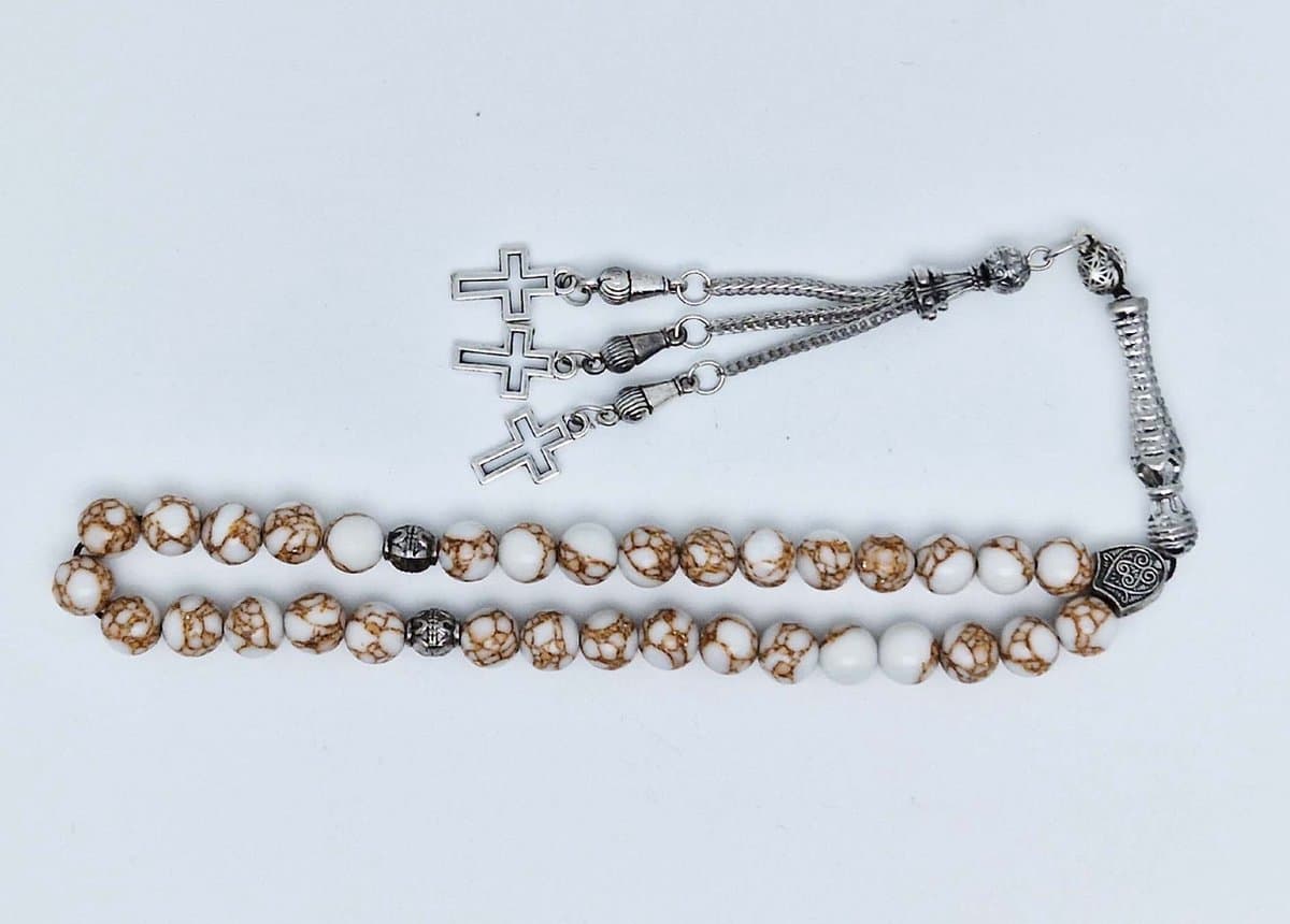 Handgemaakte tesbih klassiek - "Tasbih" natuursteen "Wit howliet gesponnen goud" - Aantal kralen 33 - Diameter kralen 8 MM - met metaal tassel "Kruis" - Een mooi cadeau-idee