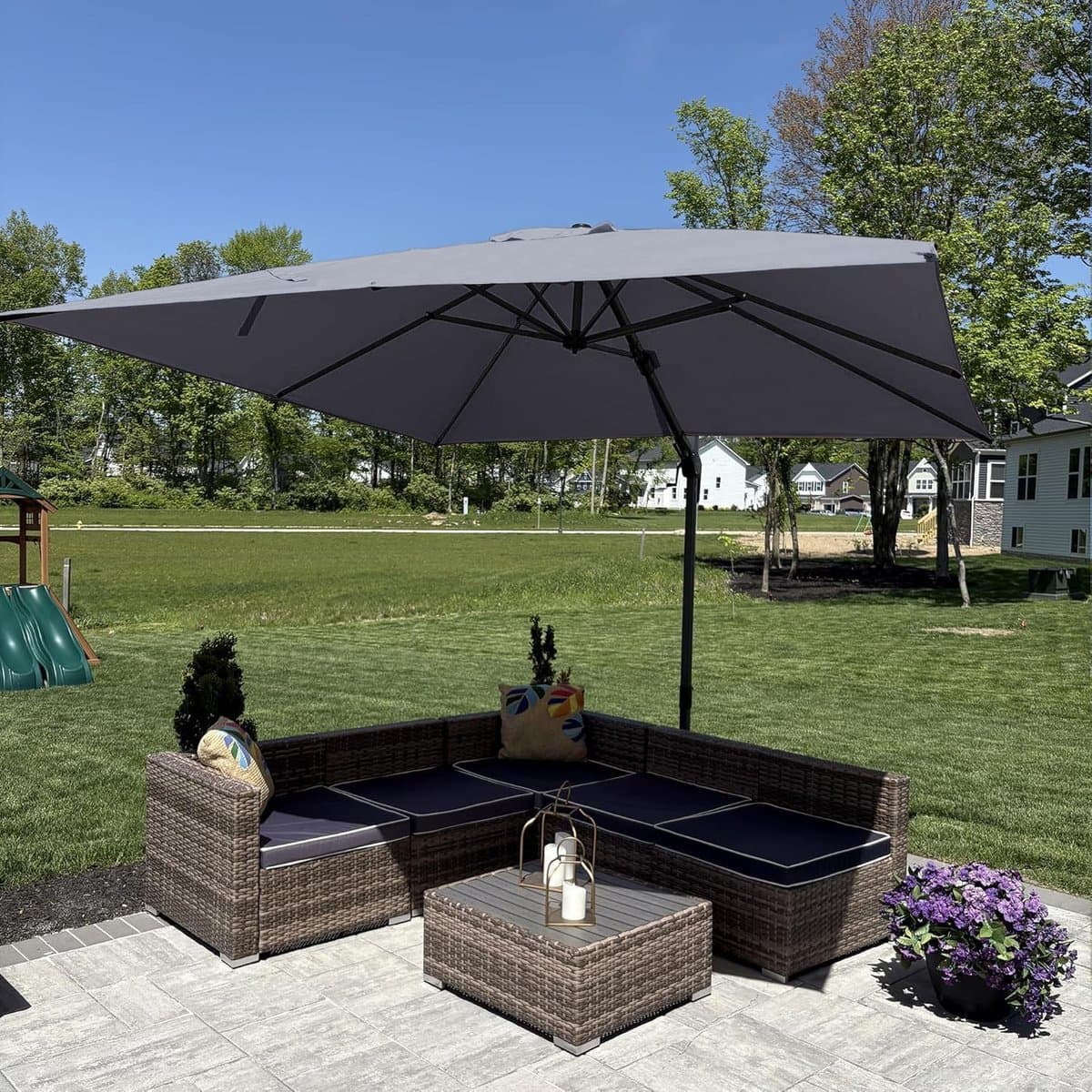 Zweefparasol 300x300 cm met LED verlichting, 360° draaibaar, kantelbaar, aluminium frame, waterbestendig UV-bescherming, tuinparasol vierkant grijs – NoviHome