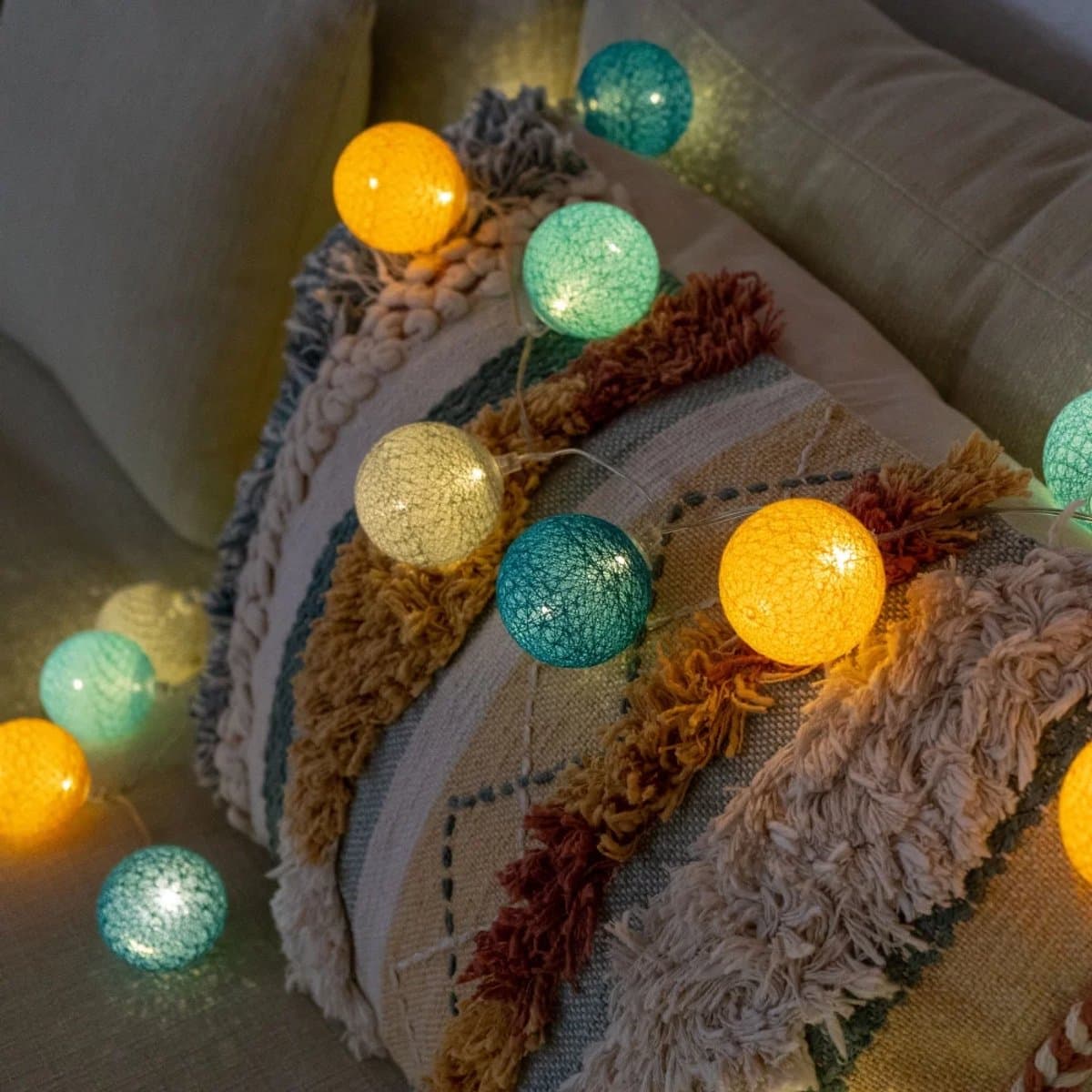 Hemisphere LED lichtsnoer met 32 katoenen decoratieve bollen - Guirled – USB – met afstandbediening - lampionnen - lichtslinger