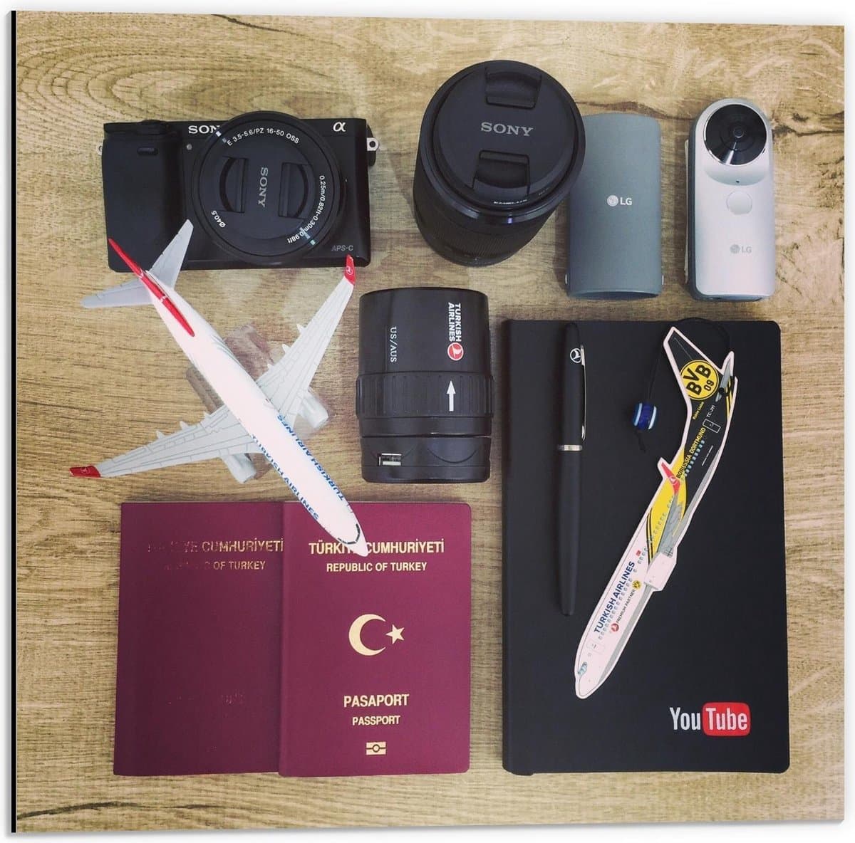 Dibond - Camera's, Paspoorten en Vliegtuigen - 50x50cm Foto op Aluminium (Met Ophangsysteem)