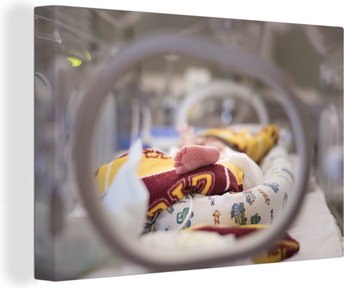 Canvas Schilderij Baby voet in isolette - 30x20 cm - Wanddecoratie