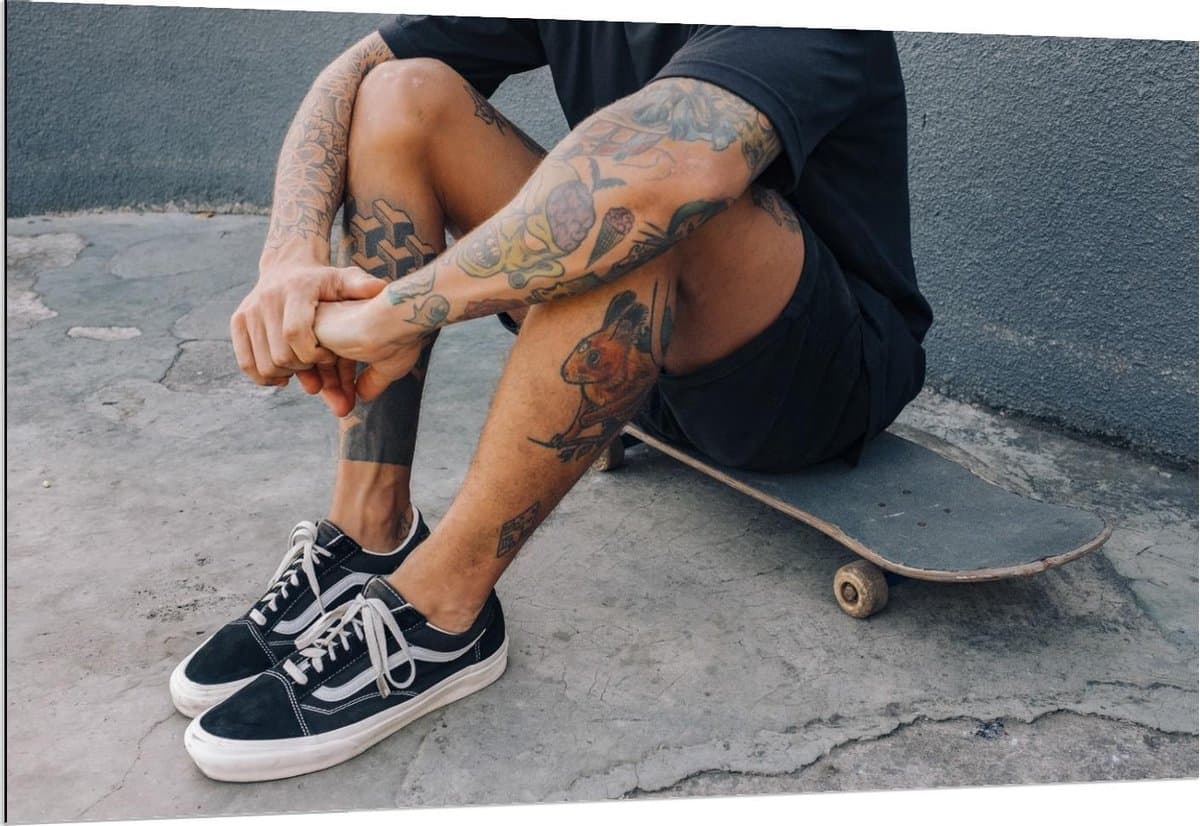 Dibond - Getatoeëerde Man op Skateboard - 150x100cm Foto op Aluminium (Met Ophangsysteem)