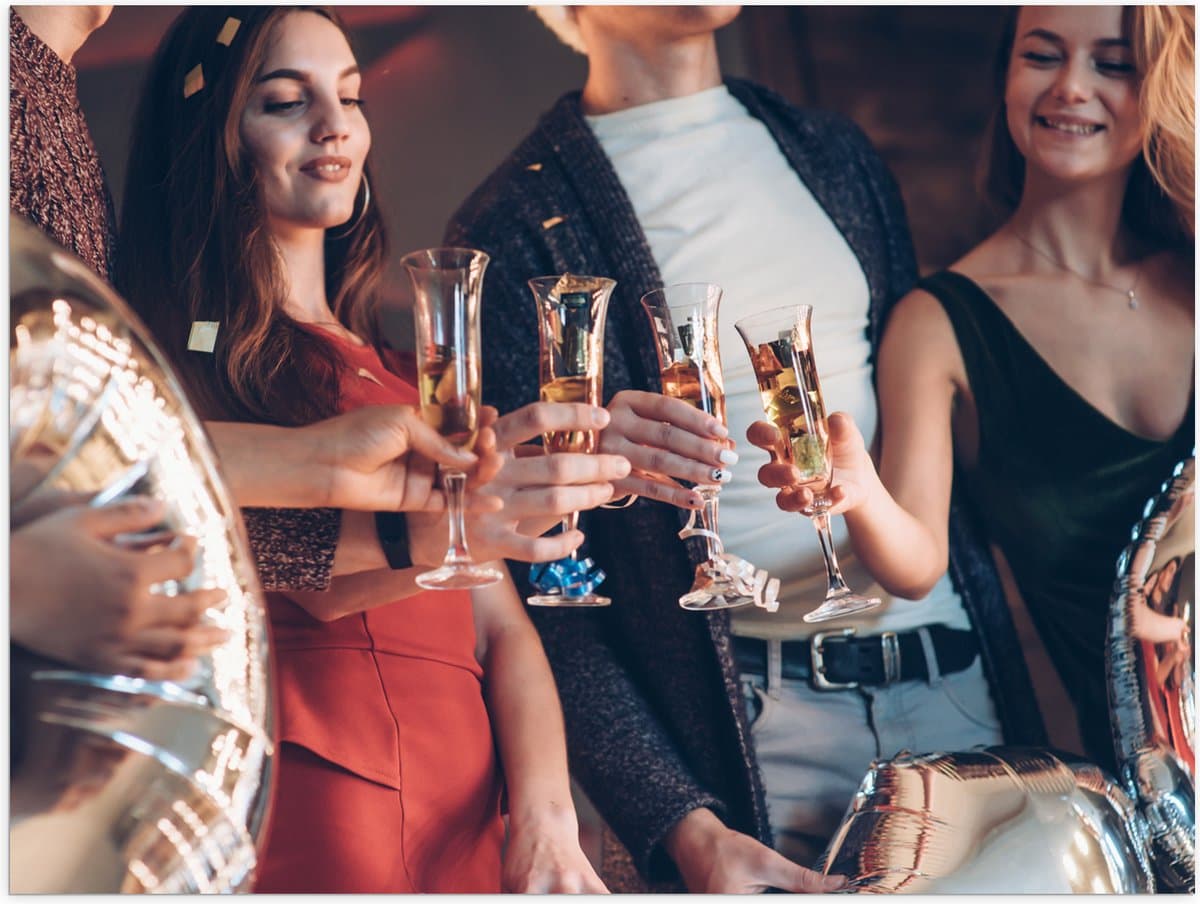 Poster (Mat) - Feest - Champagne - Vrienden - Proosten -Ballonnen - Confetti - 80x60 cm Foto op Posterpapier met een Matte look