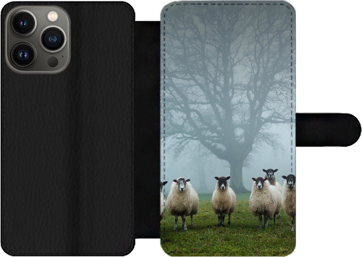 Telefoonhoesje Geschikt voor iPhone 13 Pro Max telefoonhoesje - Schapen - Boom - Mist - Met vakjes - Wallet case met magneetsluiting