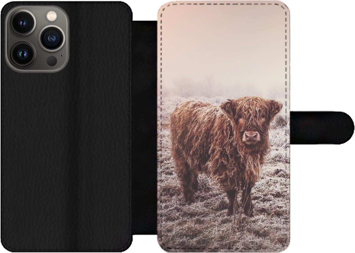 Telefoonhoesje Geschikt voor iPhone 13 Pro Max telefoonhoesje - Schotse Hooglanders - Sneeuw - Zon - Met vakjes - Wallet case met magneetsluiting