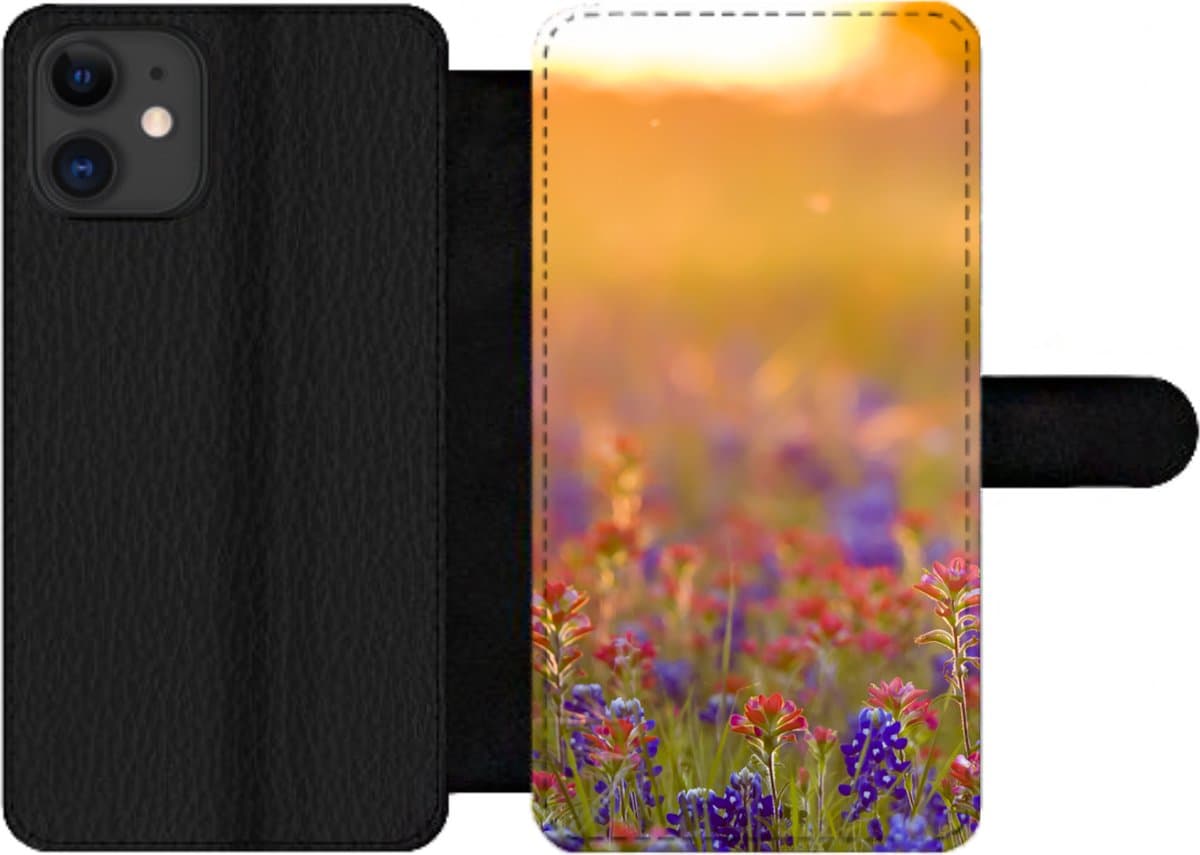Telefoonhoesje Geschikt voor iPhone 12 Pro Max telefoonhoesje - Bloemen - Goud - Zon - Met vakjes - Wallet case met magneetsluiting