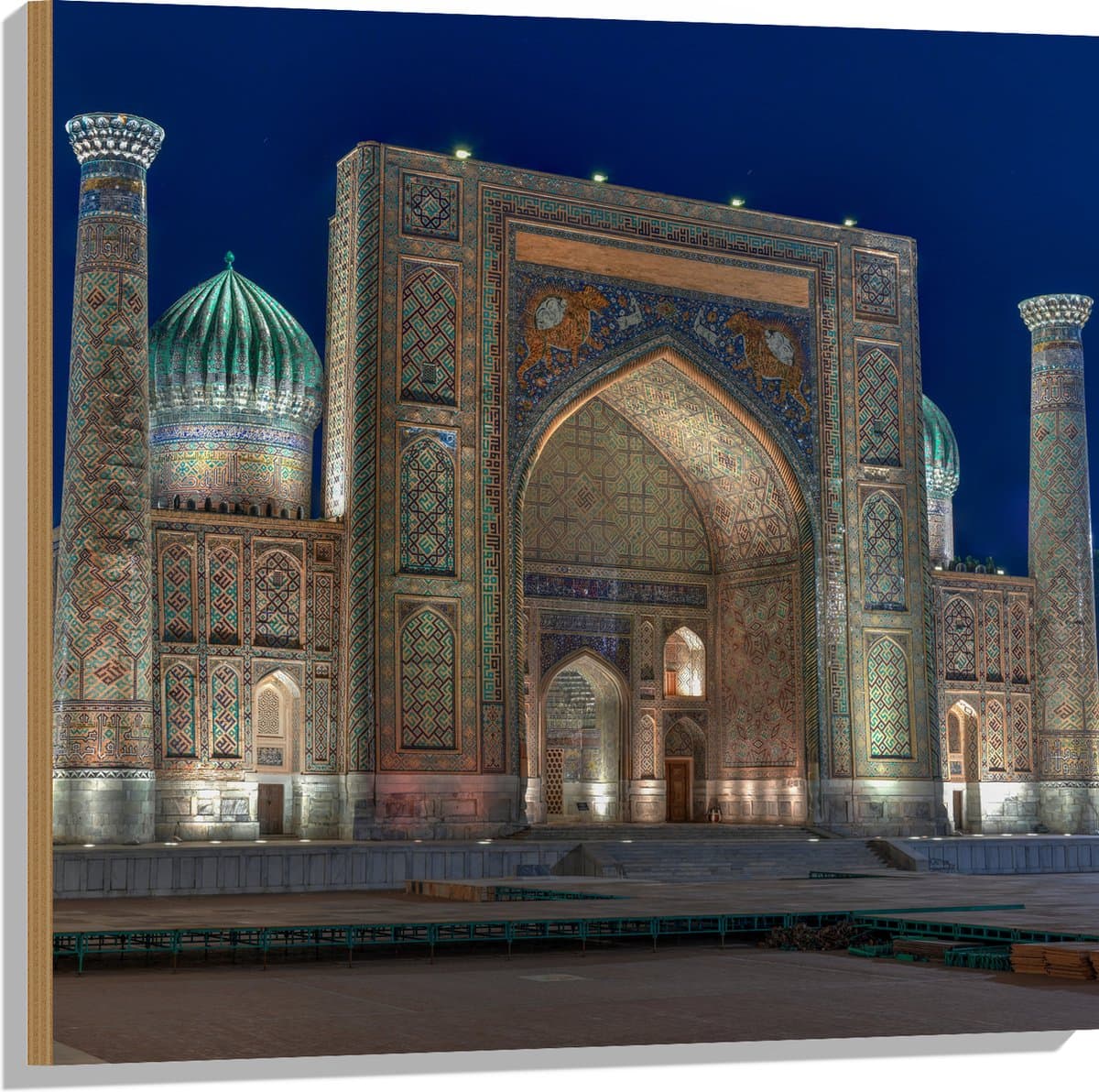 Hout - Sher Dor Madrasah Tempel in Oezbekistan - 80x80 cm - 9 mm dik - Foto op Hout (Met Ophangsysteem)