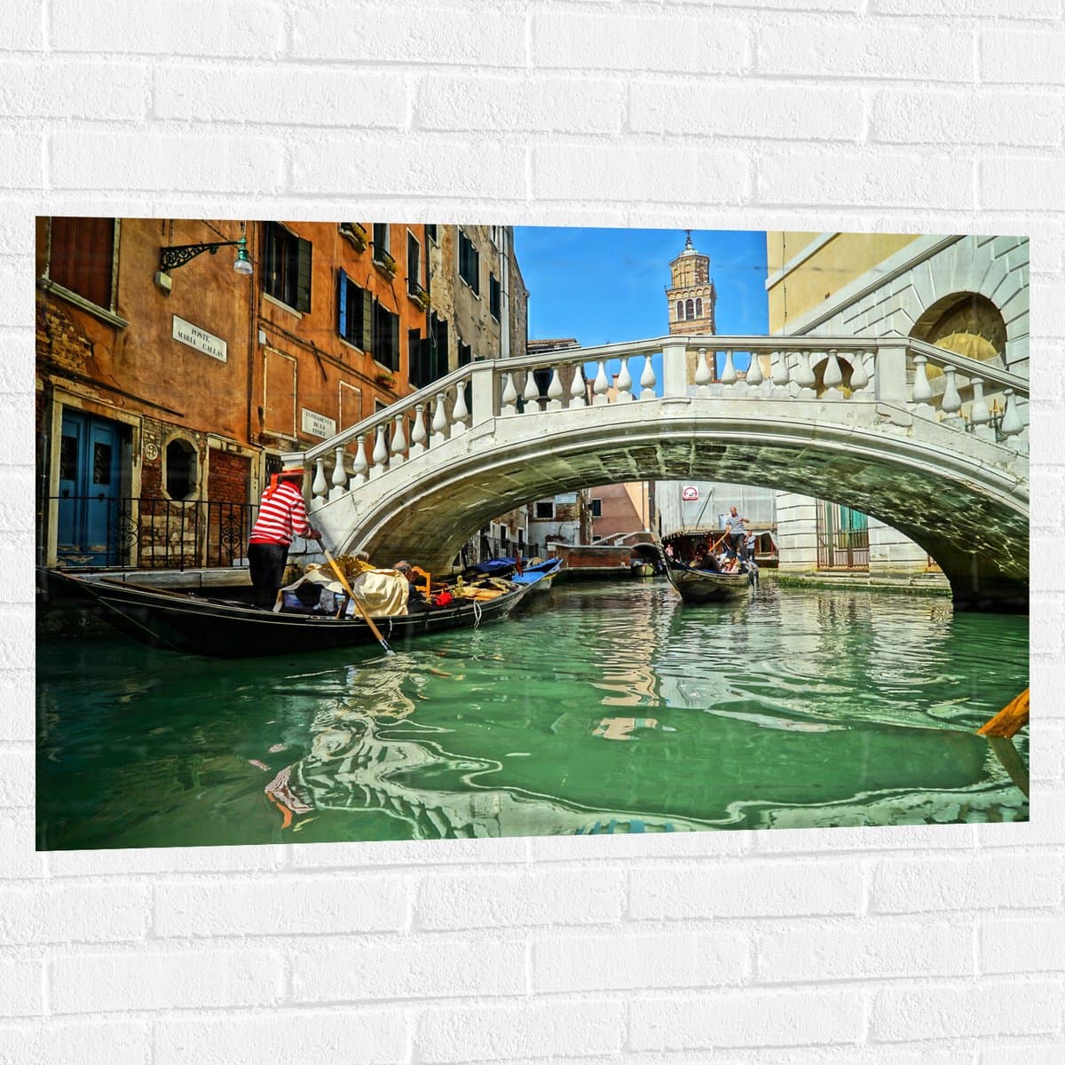 Muursticker - Water - Brug - Bootjes - Mensen - Huizen - 105x70 cm Foto op Muursticker